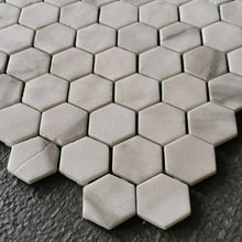 Cargar imagen en el visor de la galería, MOSAICO HEX CALACATTA ANTISLIP
